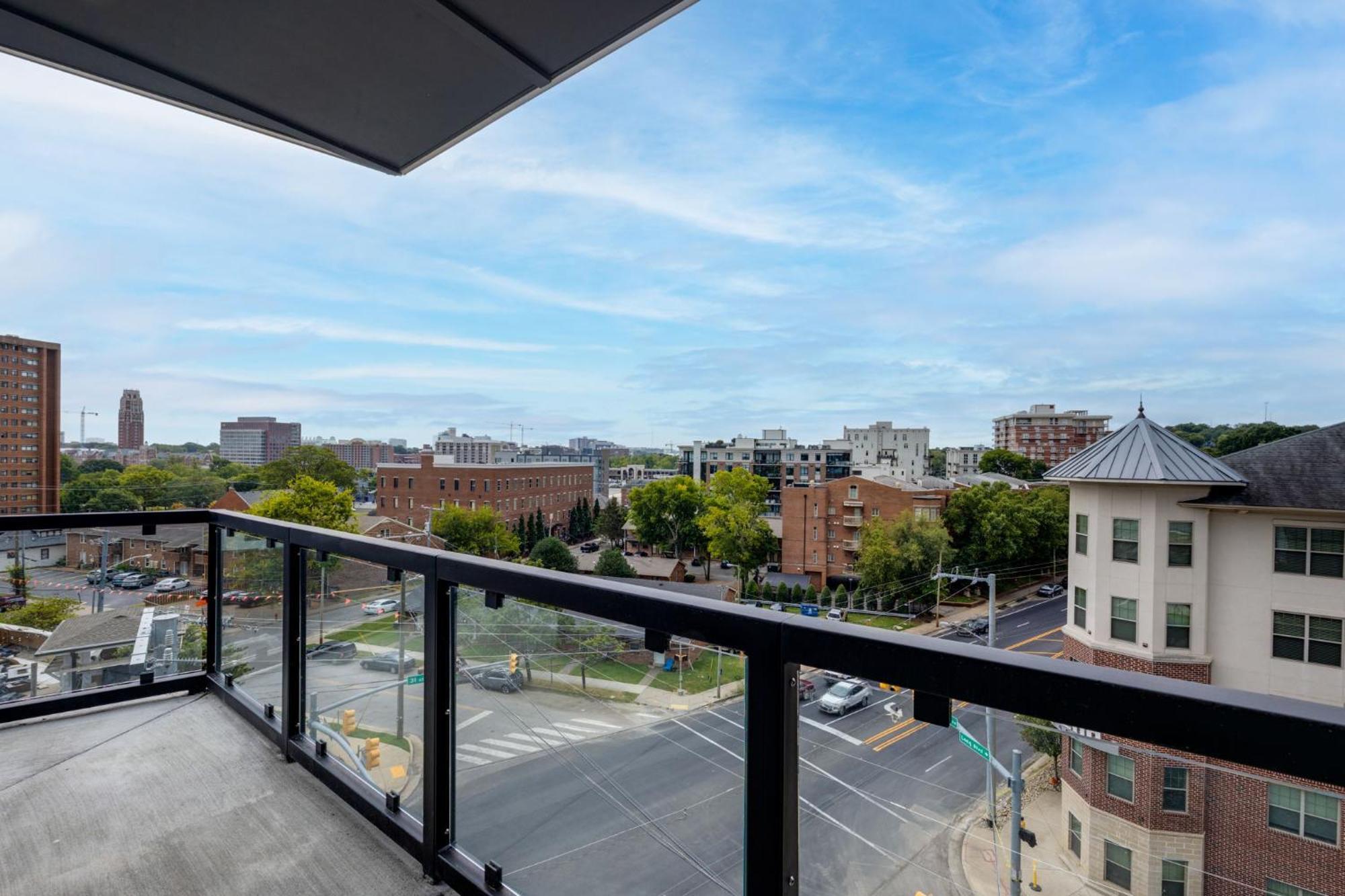 Elegant Corner Penthouse With Private Balcony, Skyline Views, Pool, And Gym Apartamento Nashville Exterior foto